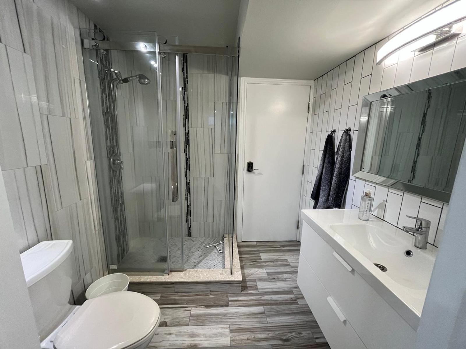 Modern Studio With Kitchenette And Bath Guelph Ngoại thất bức ảnh