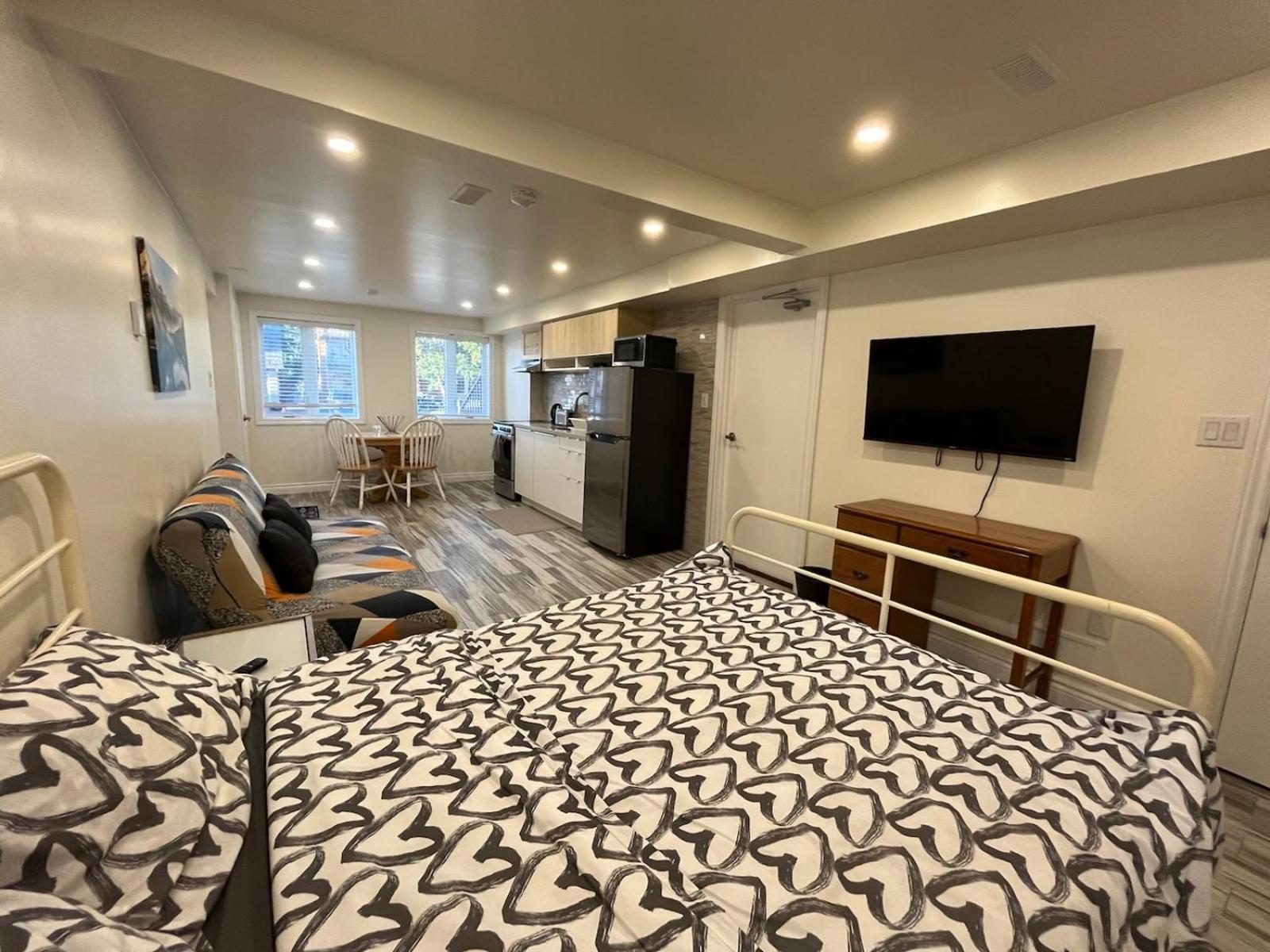 Modern Studio With Kitchenette And Bath Guelph Ngoại thất bức ảnh