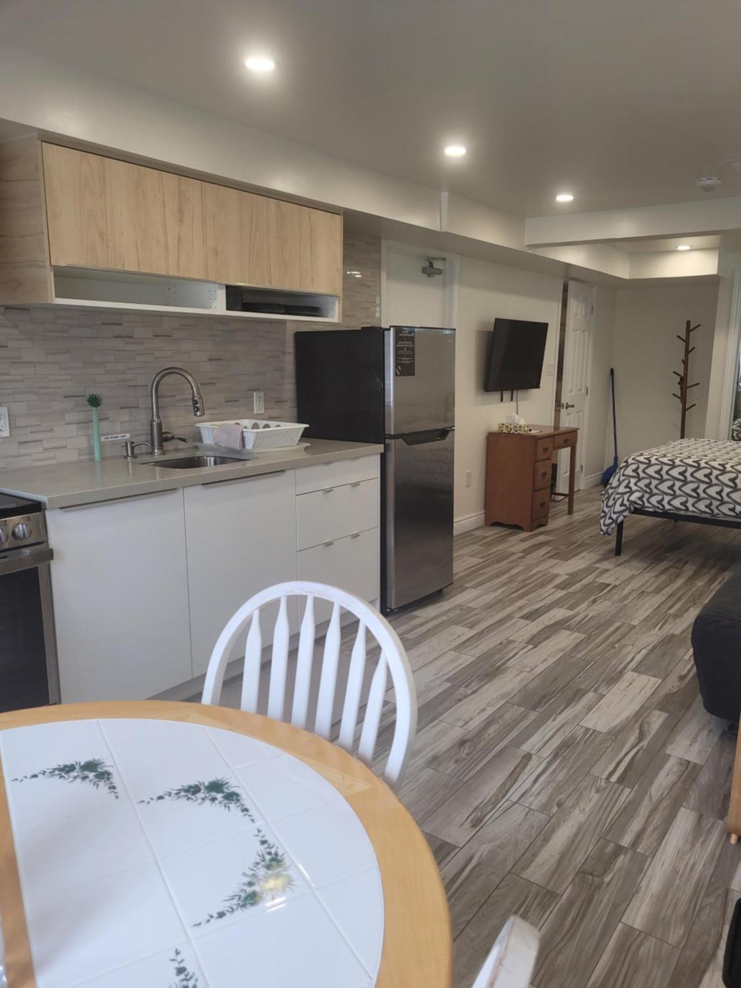 Modern Studio With Kitchenette And Bath Guelph Ngoại thất bức ảnh