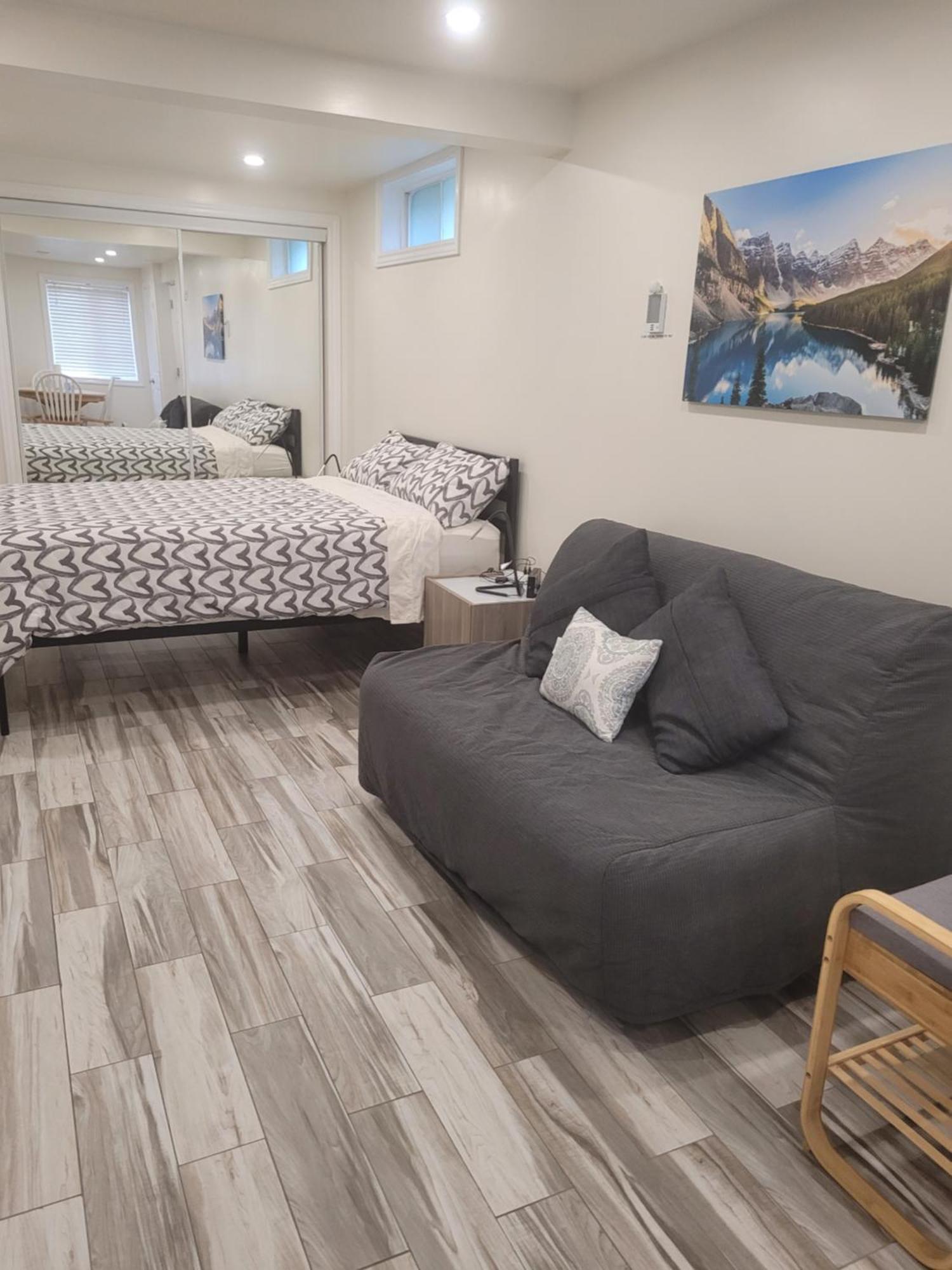 Modern Studio With Kitchenette And Bath Guelph Ngoại thất bức ảnh