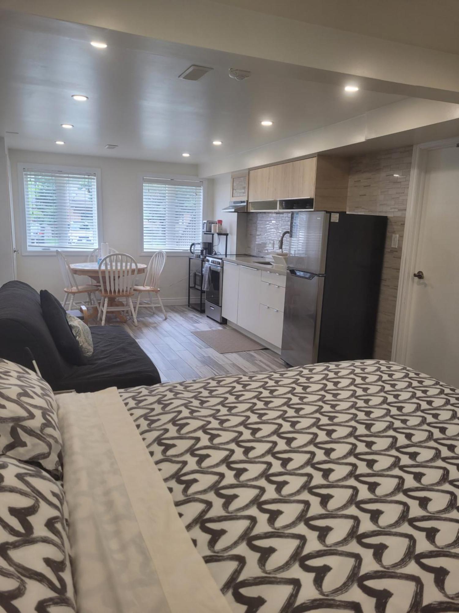 Modern Studio With Kitchenette And Bath Guelph Ngoại thất bức ảnh